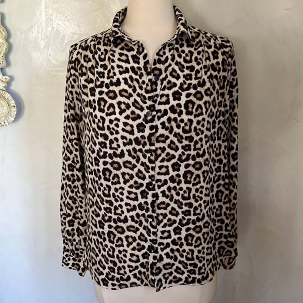 H&M Animal print soft woven button up long sleeve blouse rounded hem Size Small